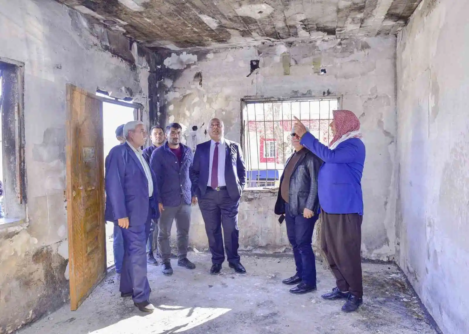 Evi yanan aileye şefkat eli uzandı