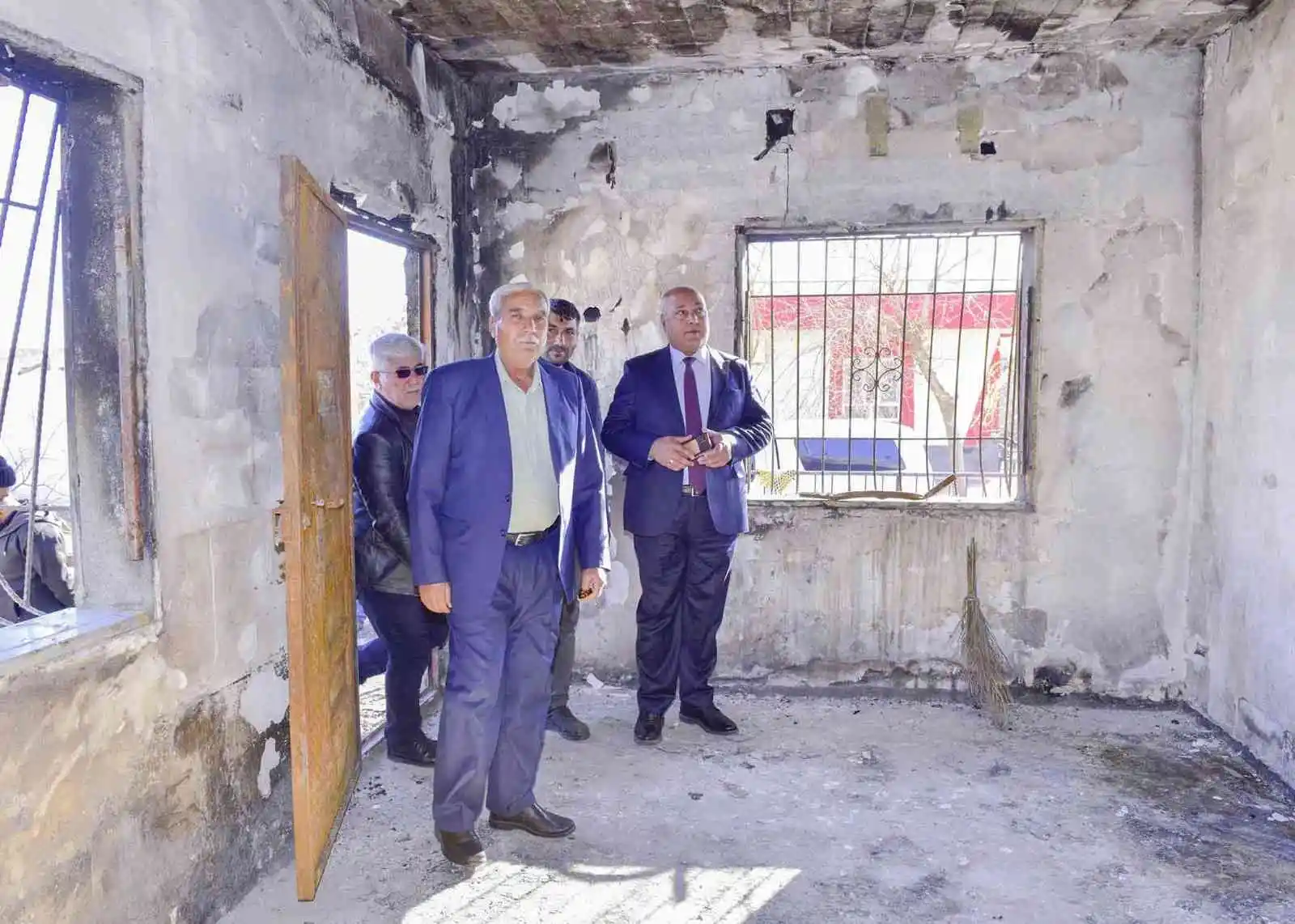 Evi yanan aileye şefkat eli uzandı