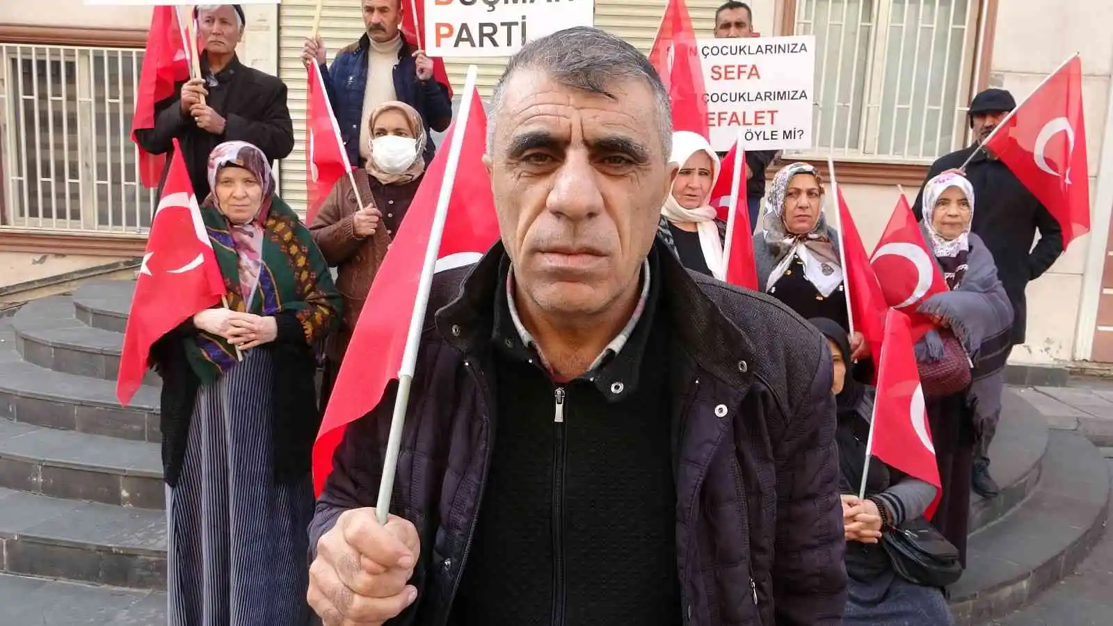 Evlat nöbetindeki baba: “Çocuklarımız HDP il binasından götürüldü”