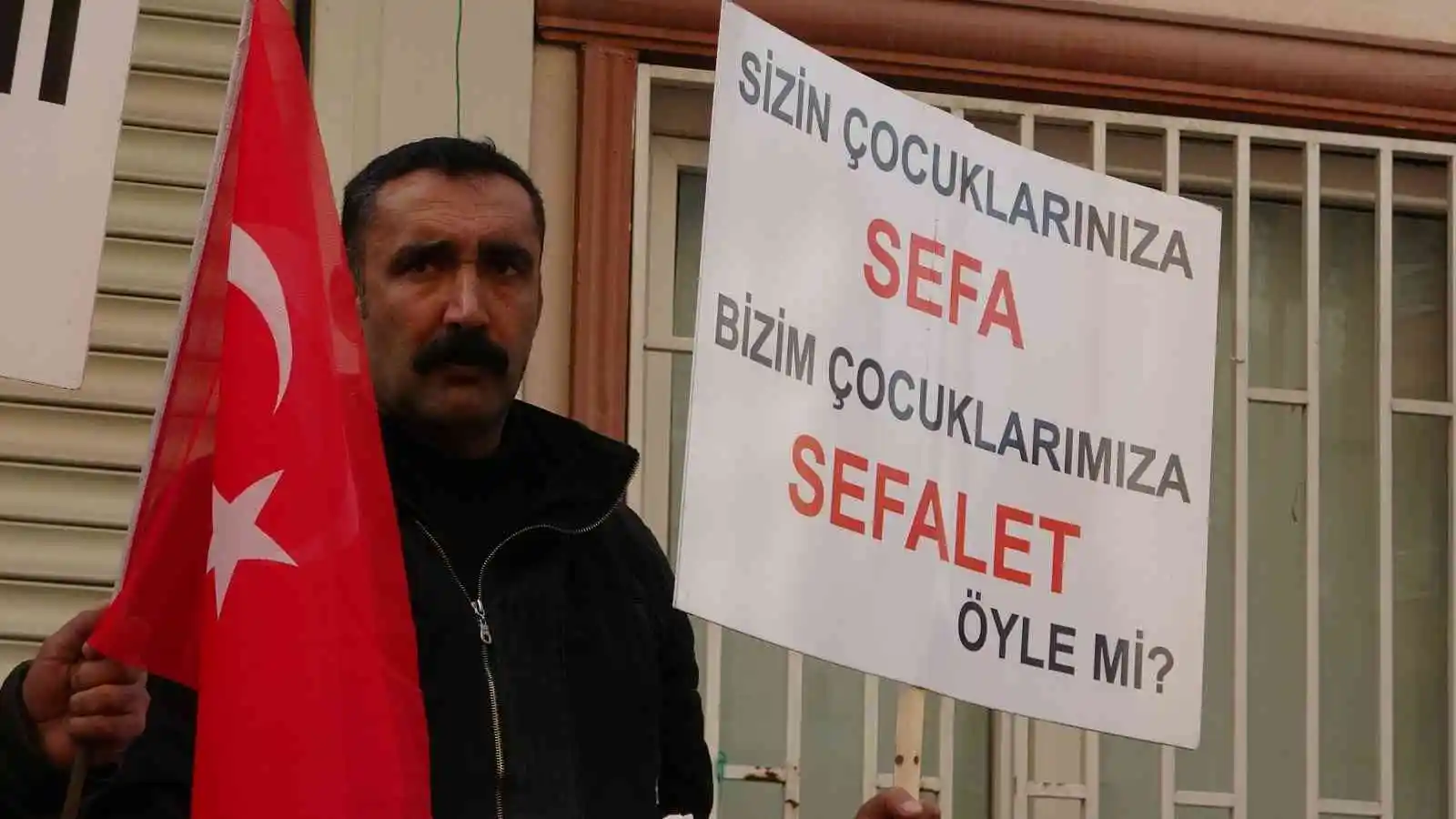 Evlat nöbetindeki baba: “Çocuklarımız HDP il binasından götürüldü”
