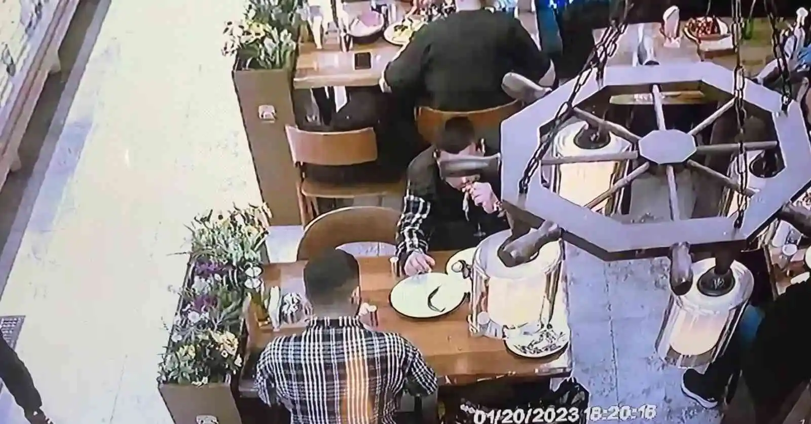 Eyüpsultan'daki restoranda yiyip içip hesabı ödemeden kaçtılar