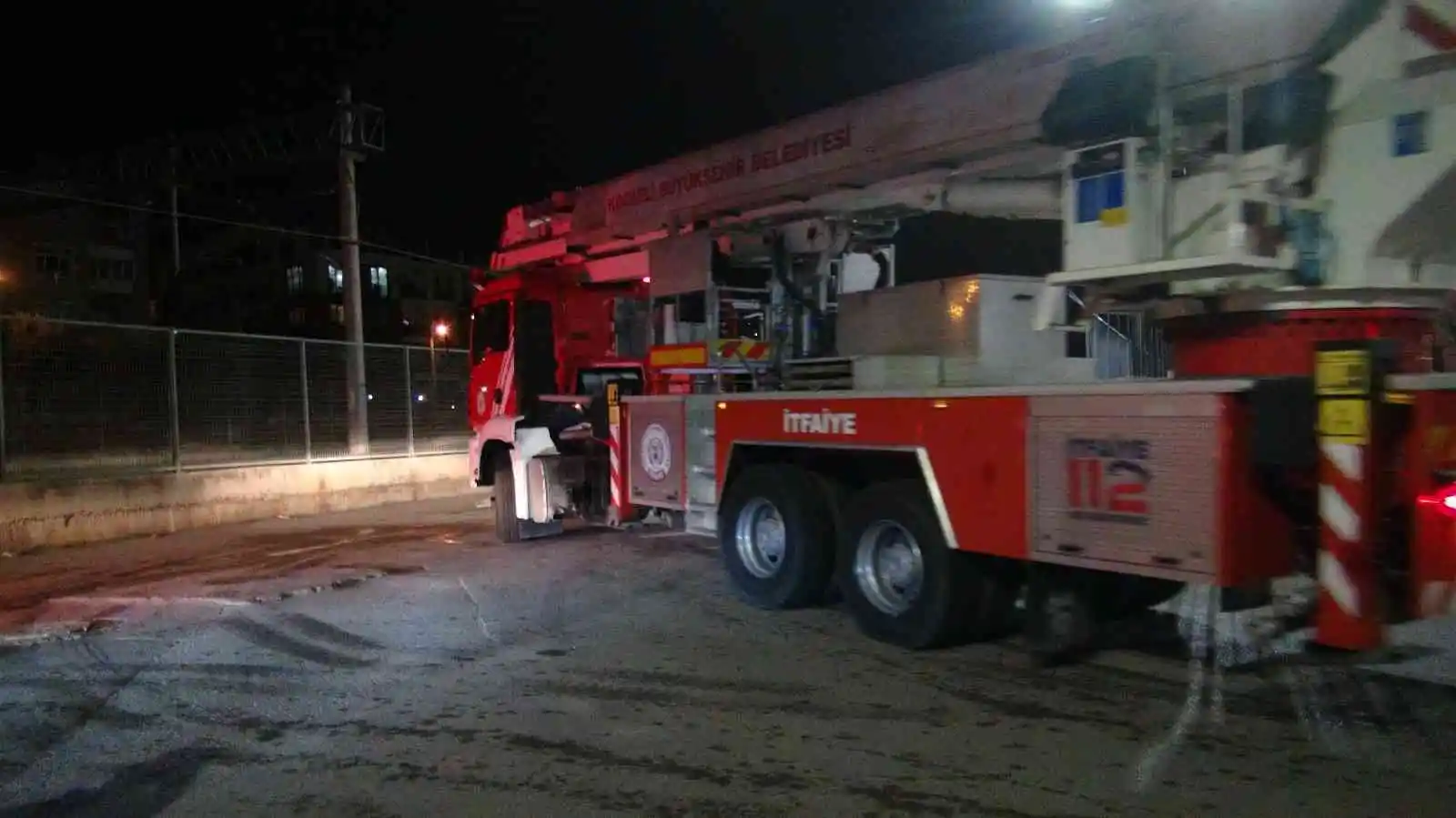 Fabrika bacasında çıkan yangın büyümeden söndürüldü