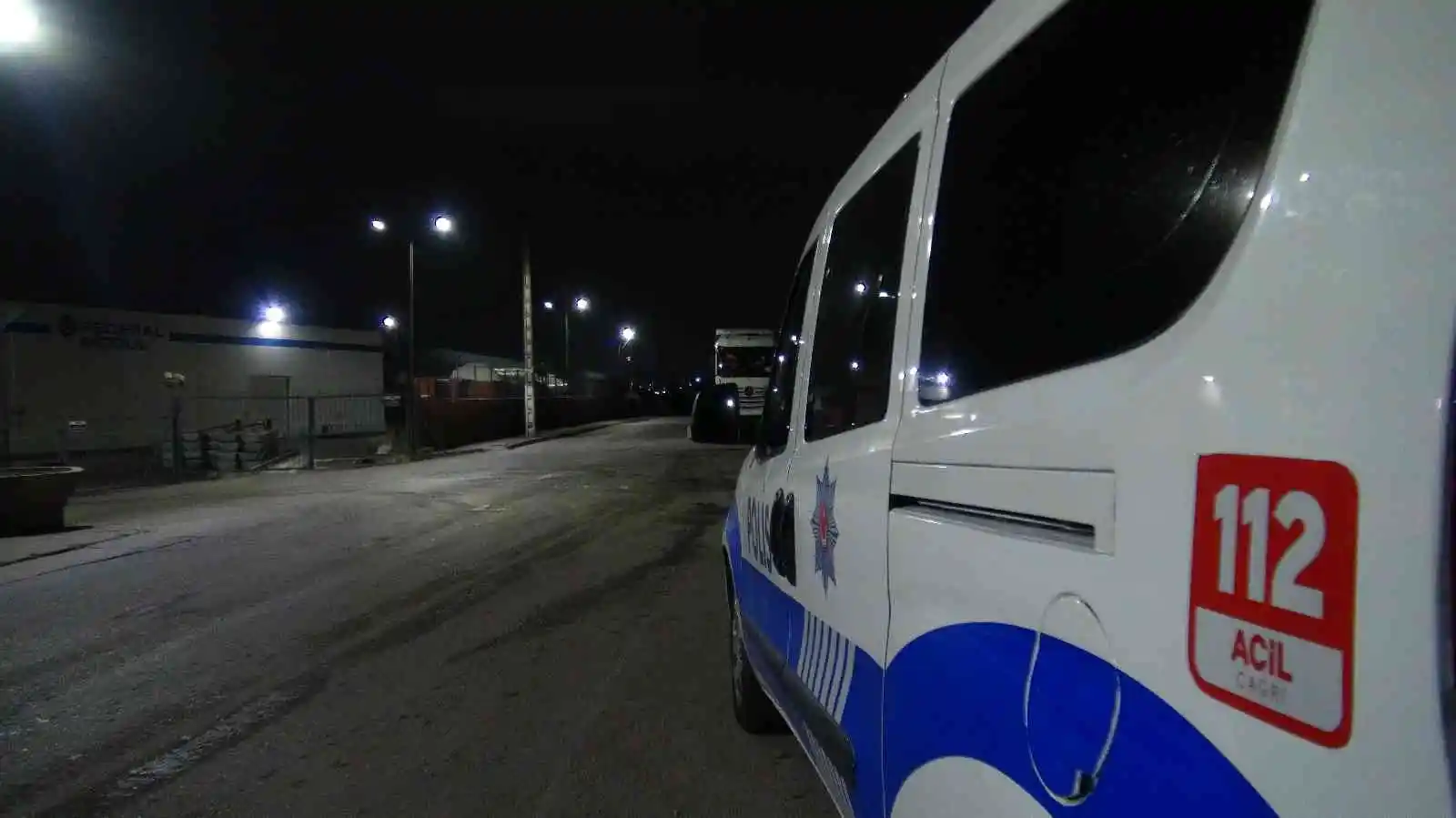 Fabrika bacasında çıkan yangın büyümeden söndürüldü