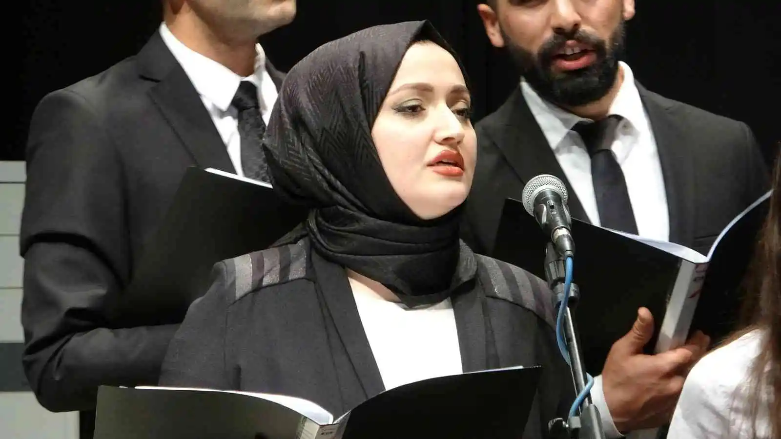 Farklı meslek gruplarından oluşan korodan müzik ziyafeti