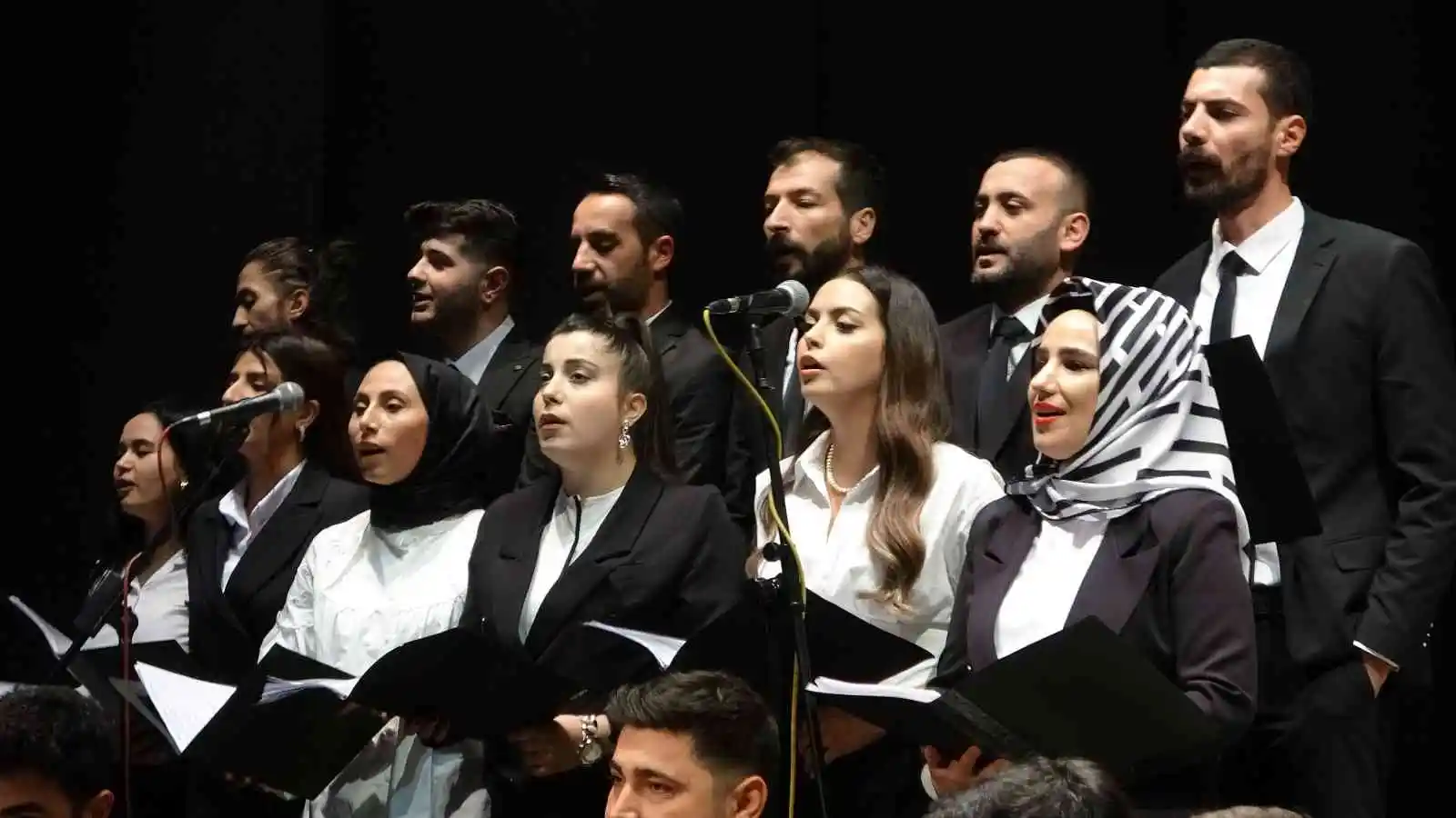 Farklı meslek gruplarından oluşan korodan müzik ziyafeti