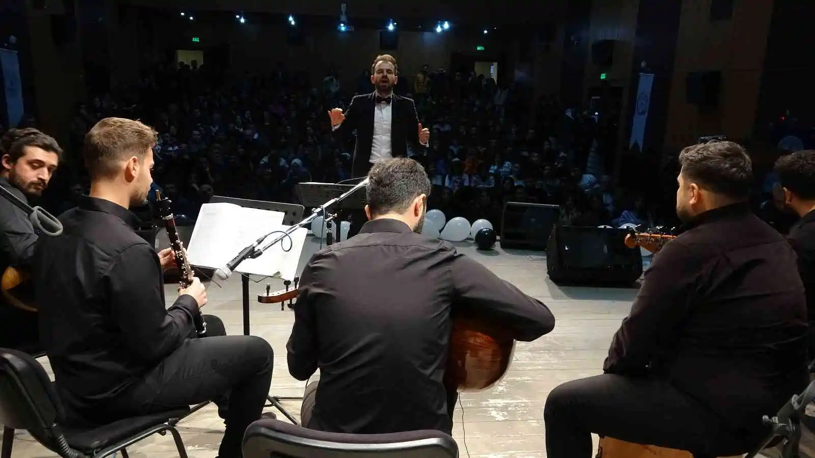 Farklı meslek gruplarından oluşan korodan müzik ziyafeti