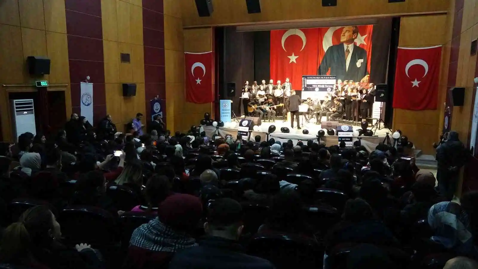 Farklı meslek gruplarından oluşan korodan müzik ziyafeti