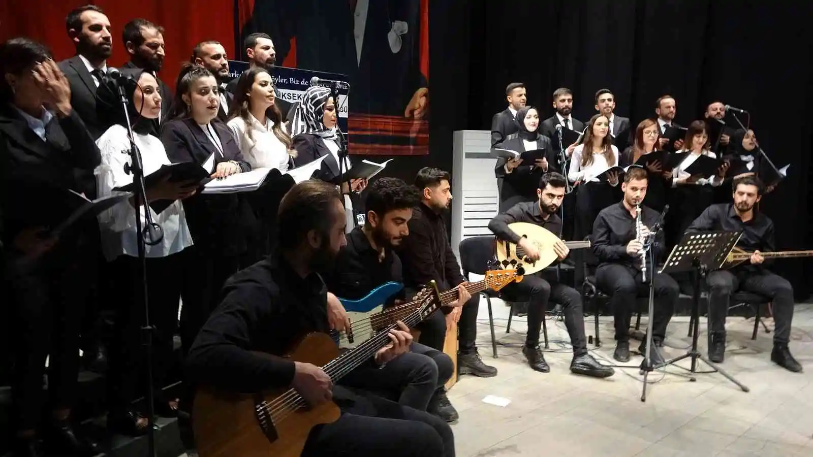 Farklı meslek gruplarından oluşan korodan müzik ziyafeti