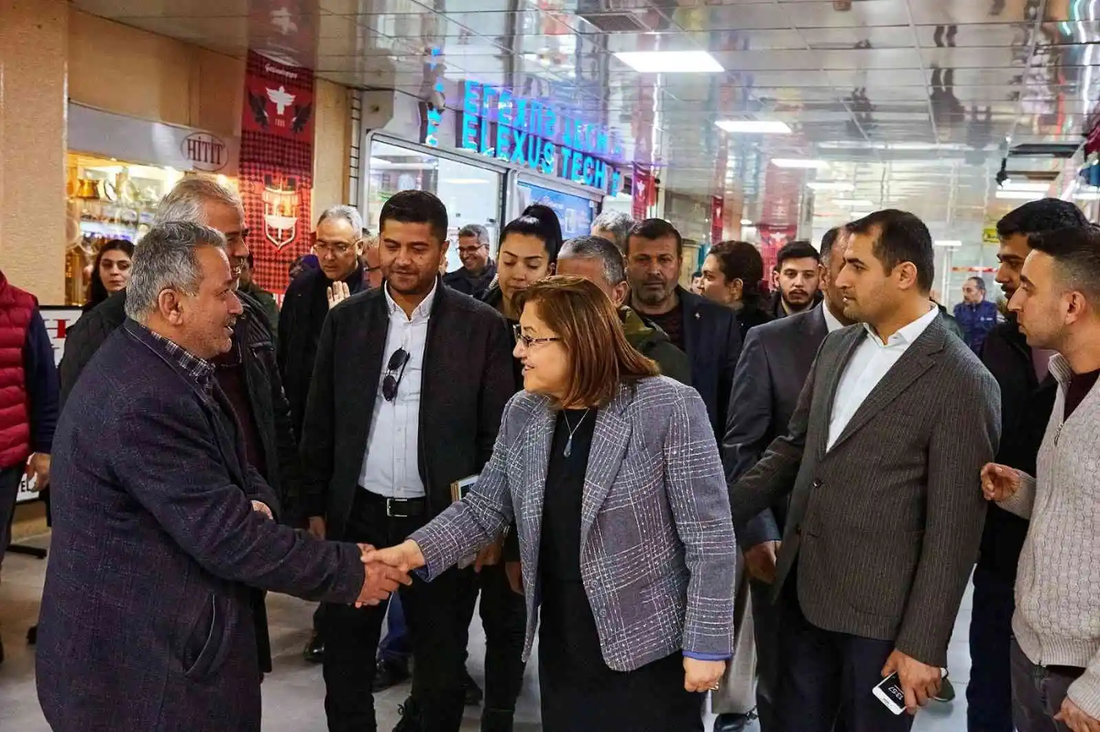 Fatma Şahin, yenilenen Belediye Pasajı’nı ziyaret etti