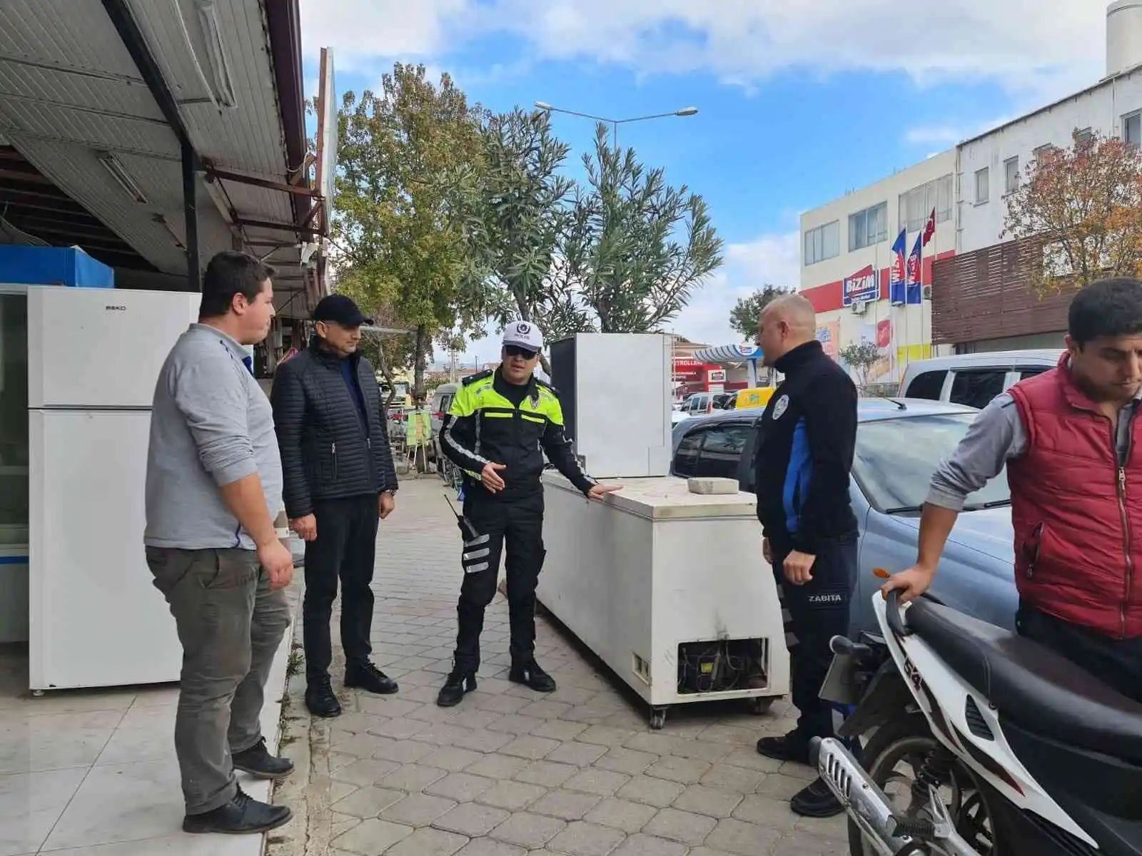 Fethiye'de kaldırım ve yolları işgal eden esnaflar uyarıldı