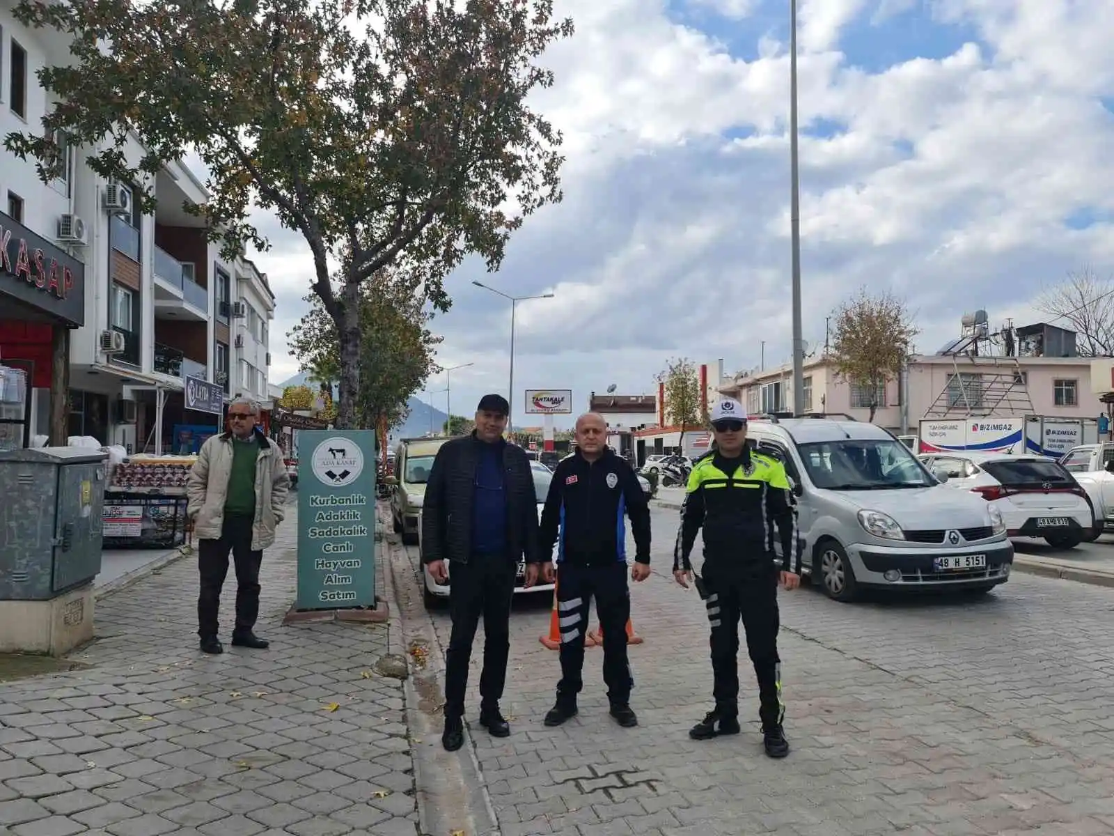 Fethiye’de kaldırım ve yolları işgal eden esnaflar uyarıldı