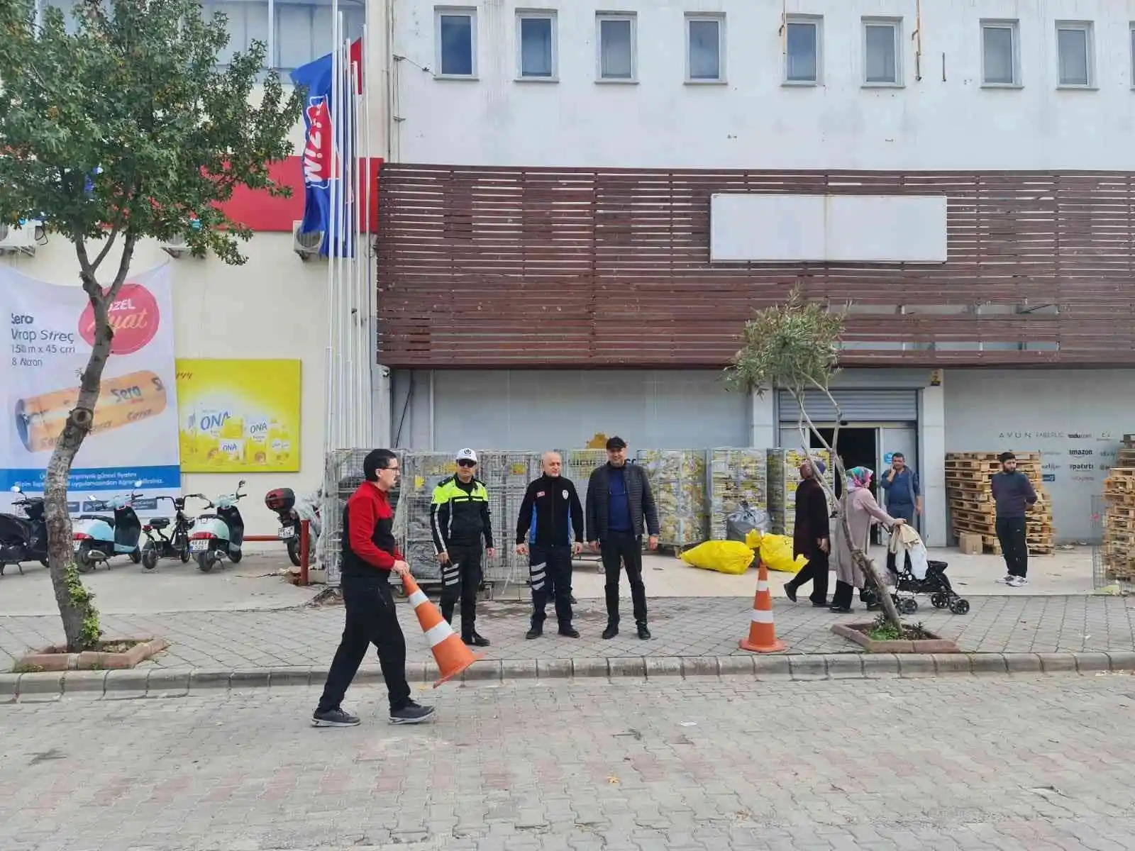 Fethiye’de kaldırım ve yolları işgal eden esnaflar uyarıldı