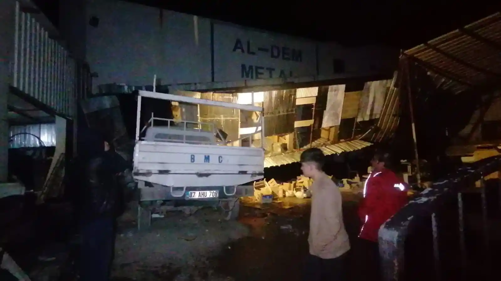 Fırtına kafesleri devirdi, güvercinler telef oldu