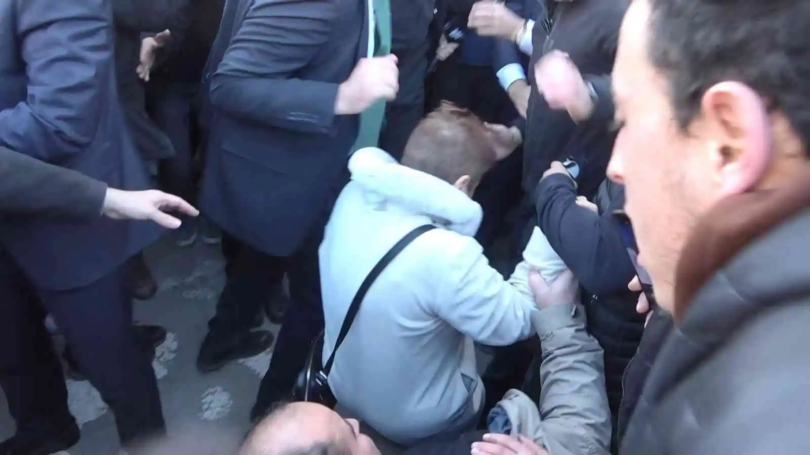 Fotoğraf için kimileri yere düştü kimileri de gergin anlar yaşadı