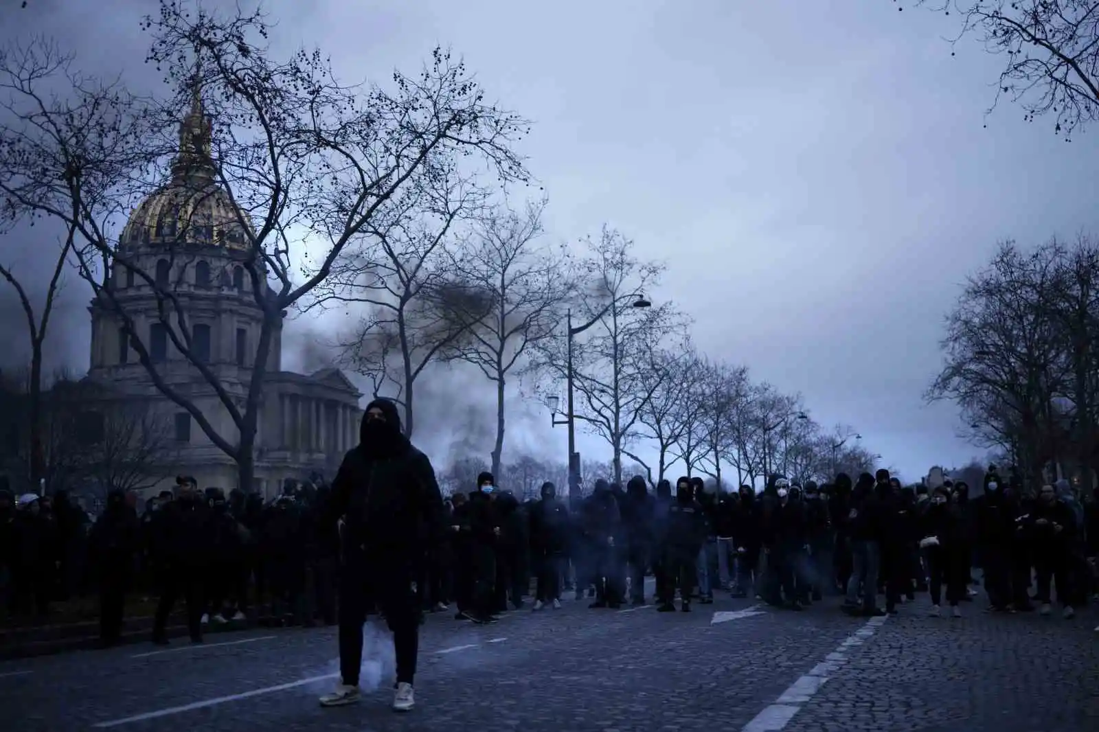 Fransa’da emeklilik reformu protestosuna gazlı müdahale: 30 gözaltı
