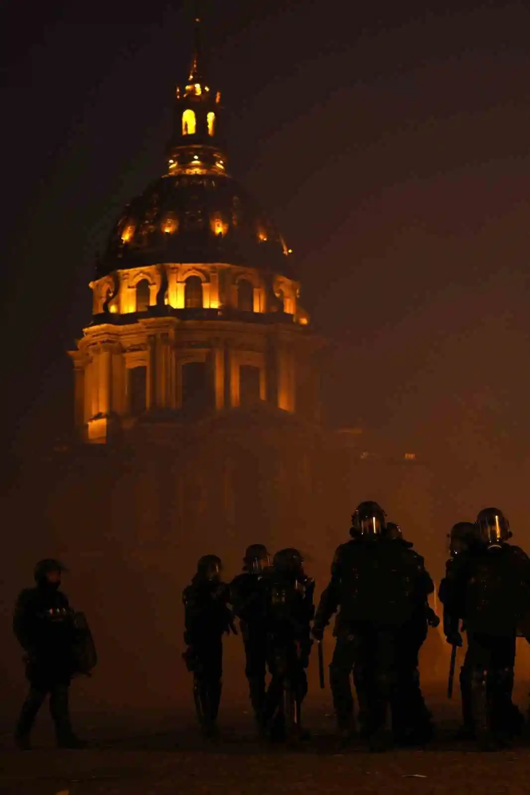 Fransa’da emeklilik reformu protestosuna gazlı müdahale: 30 gözaltı
