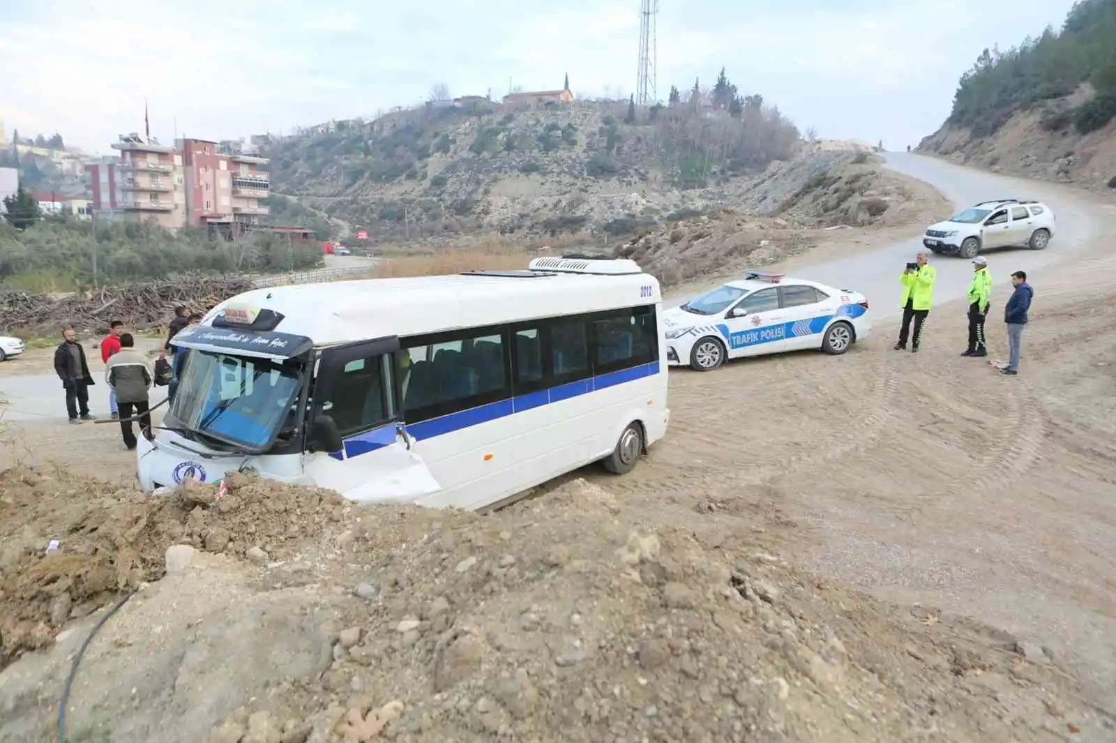 Freni boşalan öğrenci servisi toprak yığınına çarptı: 4 yaralı
