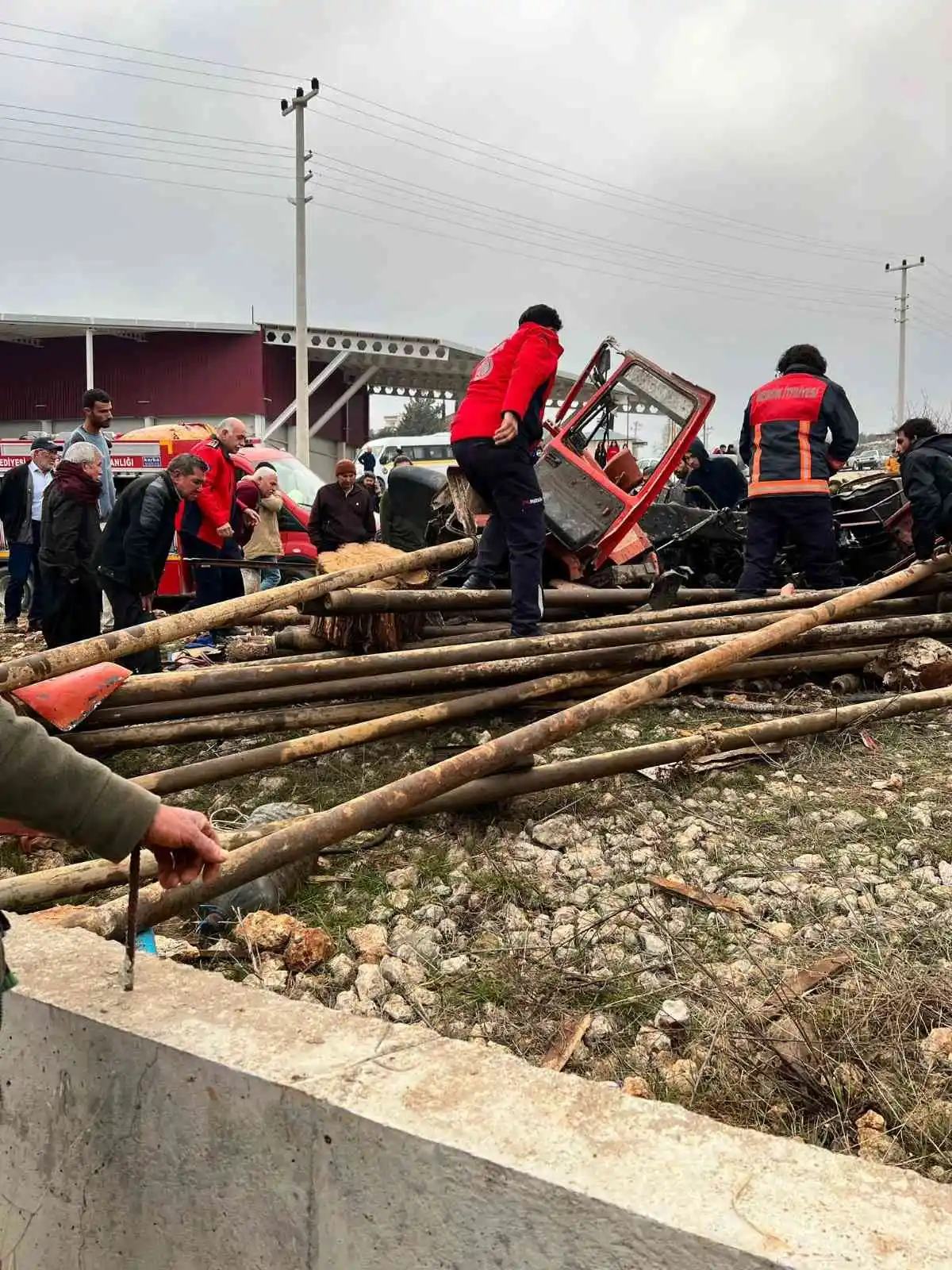 Freni patlayan sondaj kamyonu otomobile çarptı: 1 ölü, 1 ağır yaralı
