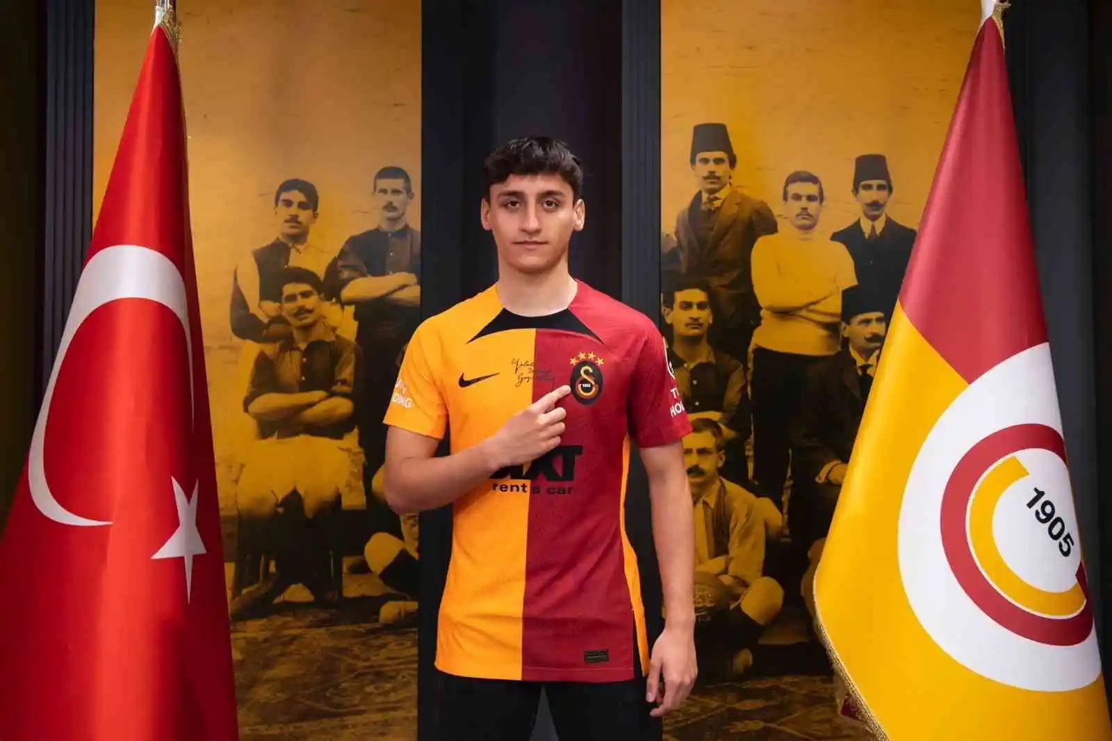 Galatasaray, genç futbolcu Emirhan Kayar ile sözleşme imzaladı
