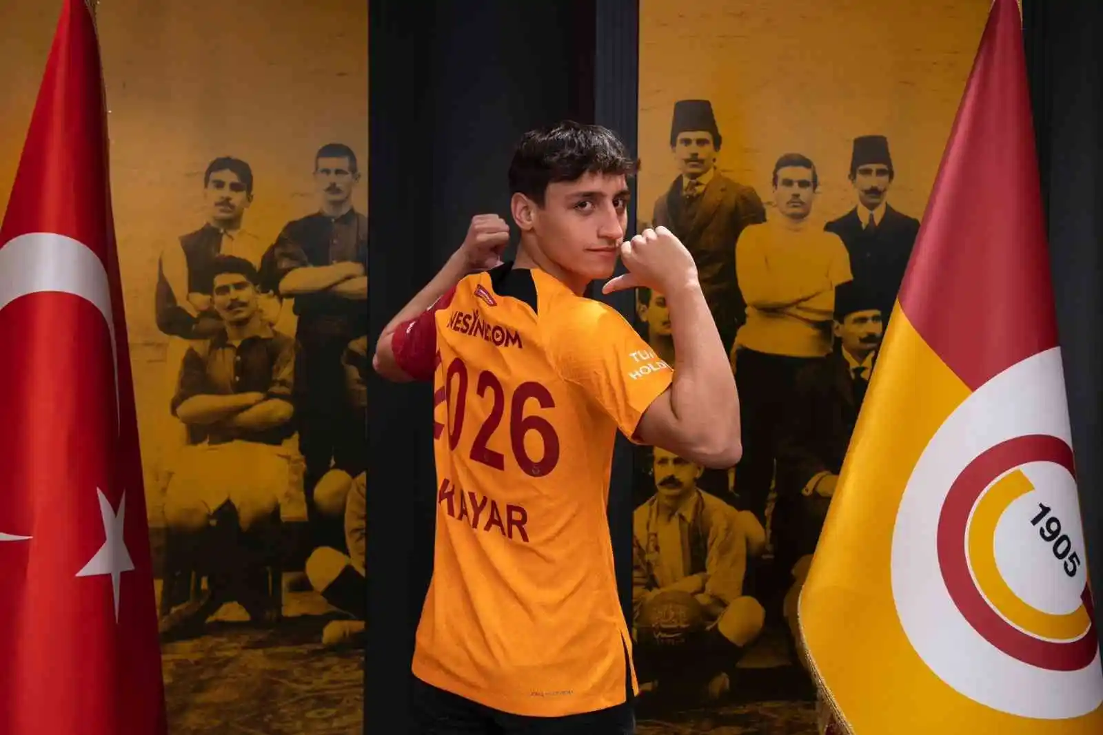Galatasaray, genç futbolcu Emirhan Kayar ile sözleşme imzaladı