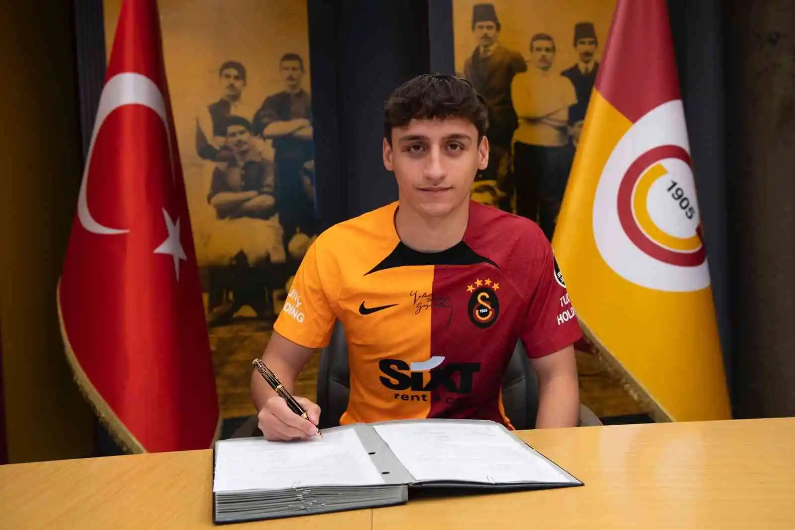 Galatasaray, genç futbolcu Emirhan Kayar ile sözleşme imzaladı
