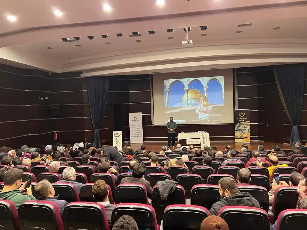 Gazeteci/Yazar ve Savaş Muhabiri Adem Özköse’den duygu yüklü konferans
