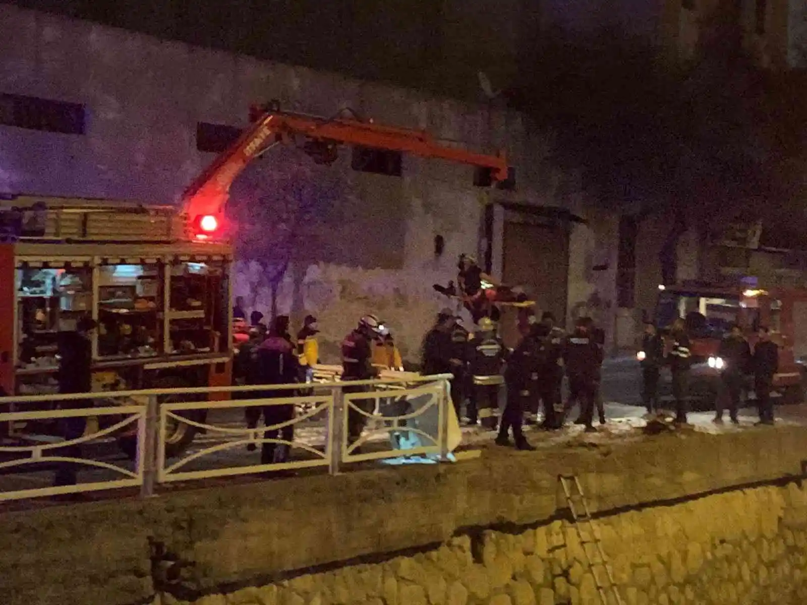 Gaziantep'te otomobil dereye uçtu: 2 yaralı