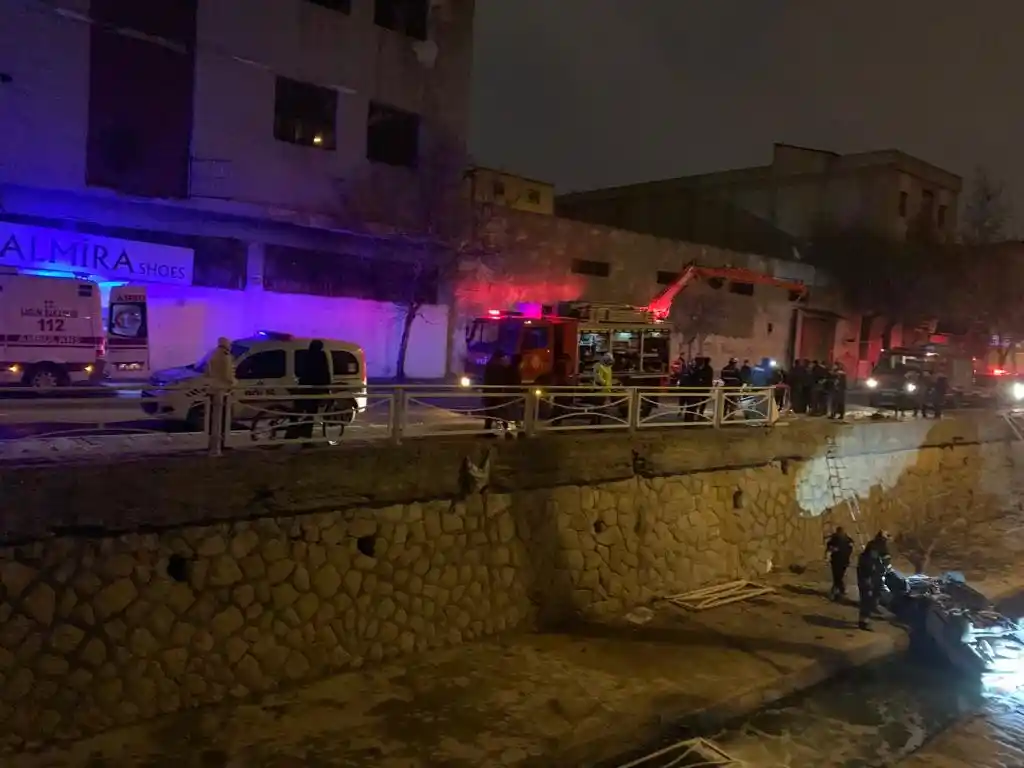 Gaziantep’te otomobil dereye uçtu: 2 yaralı