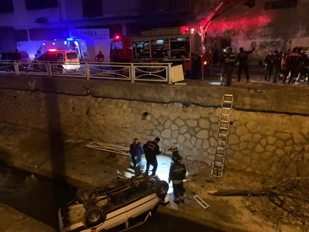 Gaziantep’te otomobil dereye uçtu: 2 yaralı