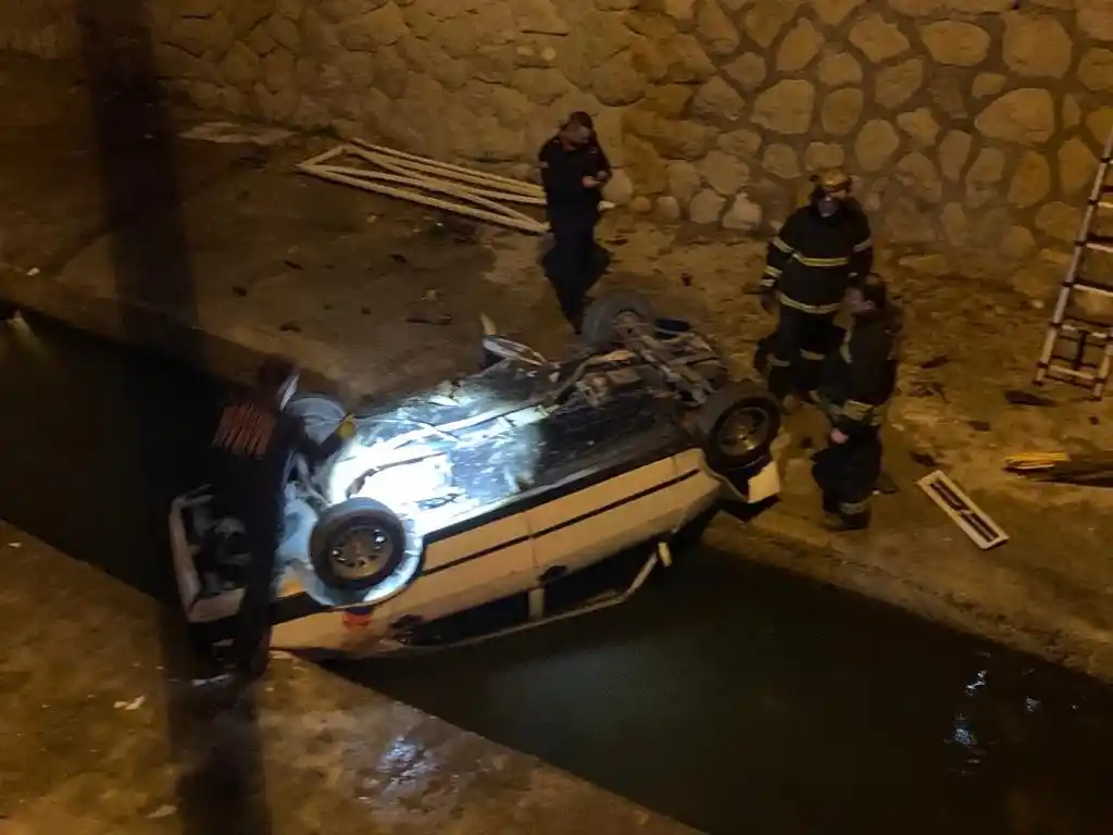 Gaziantep’te otomobil dereye uçtu: 2 yaralı
