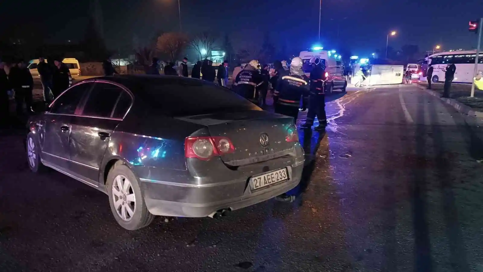 Gaziantep’te otomobille çarpışan işçi servisi devrildi: 2’si ağır 10 yaralı