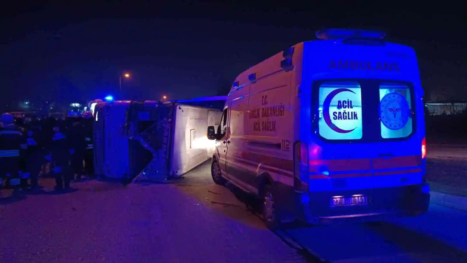 Gaziantep’te otomobille çarpışan işçi servisi devrildi: 2’si ağır 10 yaralı