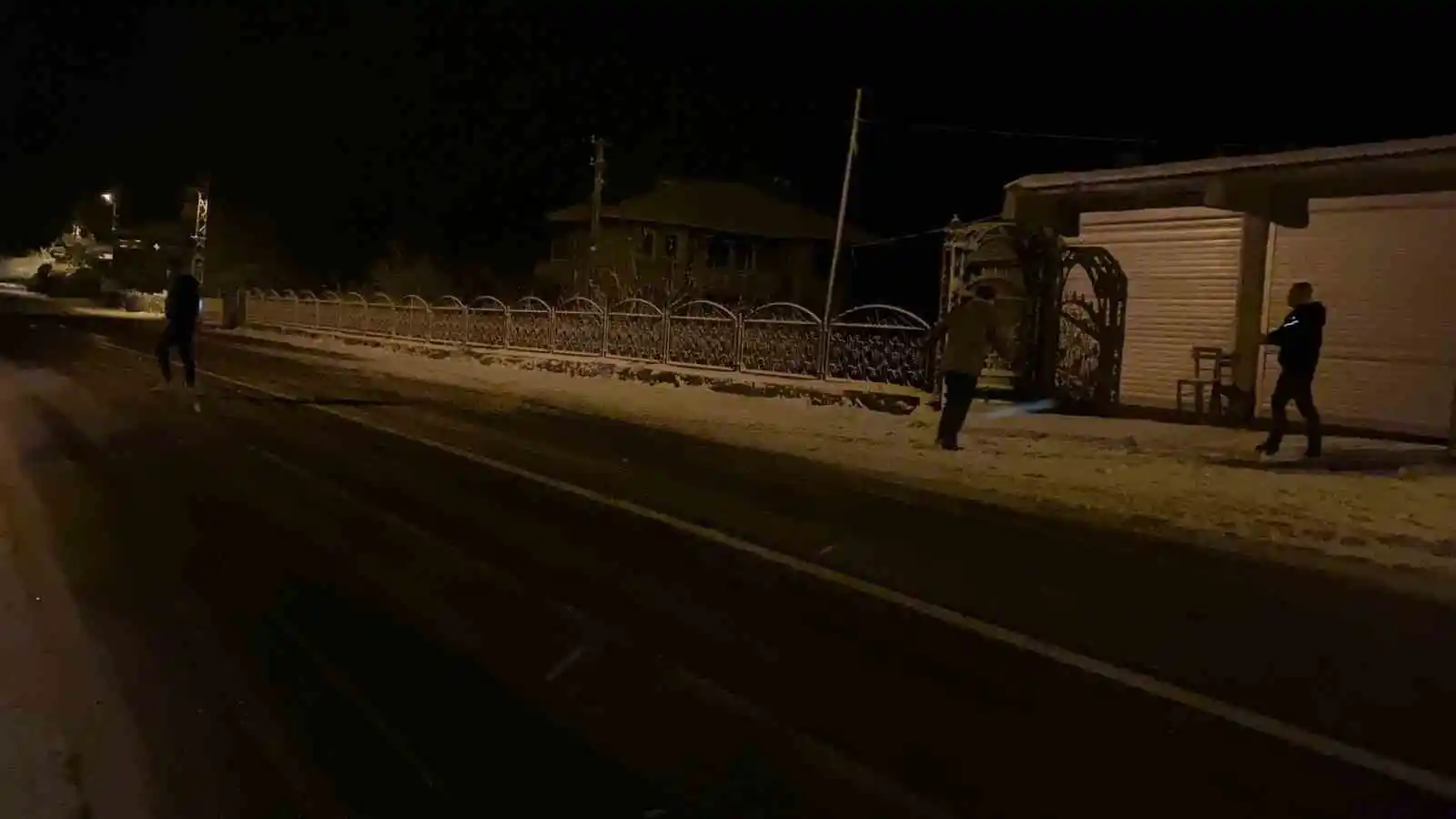 Gece yarısı sokakta kartopu oynadılar