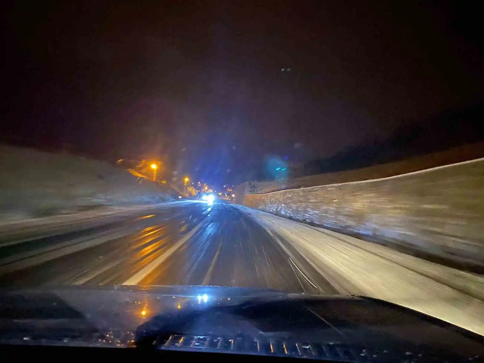 Gece yarısı sokakta kartopu oynadılar
