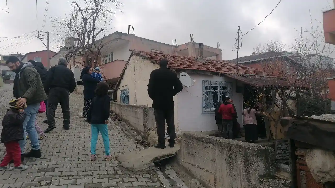 Gecekonduda elektrikli şofben patladı