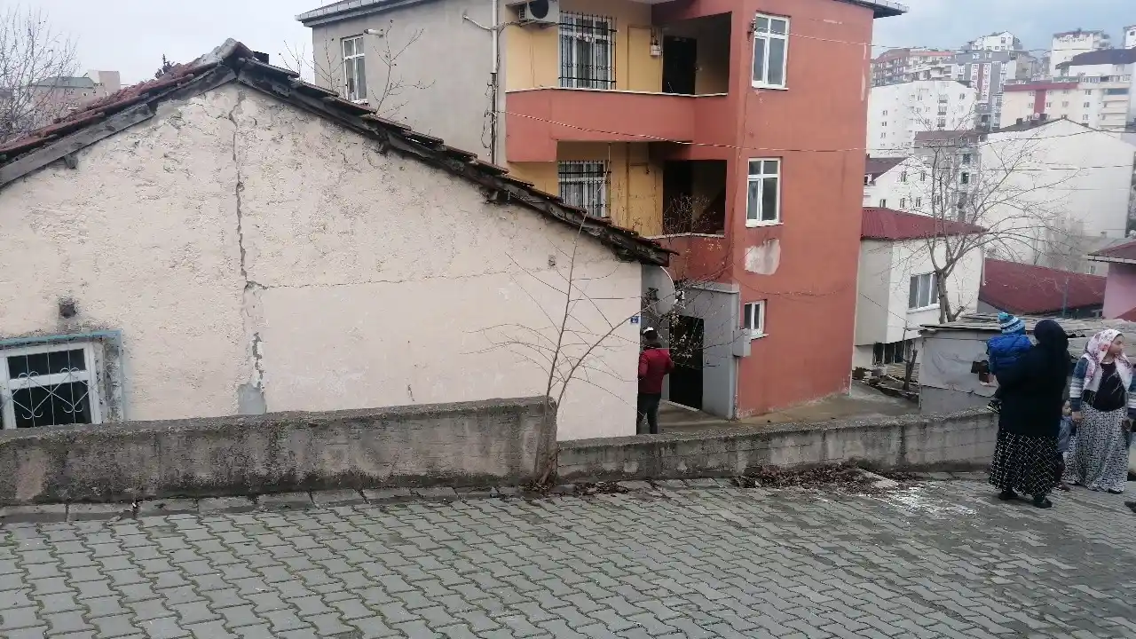 Gecekonduda elektrikli şofben patladı