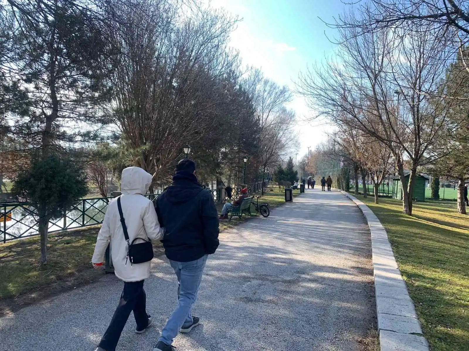 Geçen yılın aynı döneminde kara kış vardı, bu yıl bahardan kalma bir gün yaşanıyor