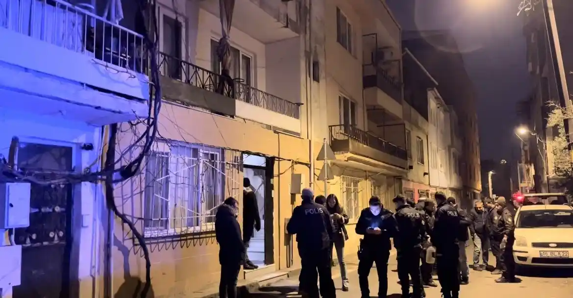 “Gel bir konuşalım” dediği kadını, kızının önünde başından vurdu
