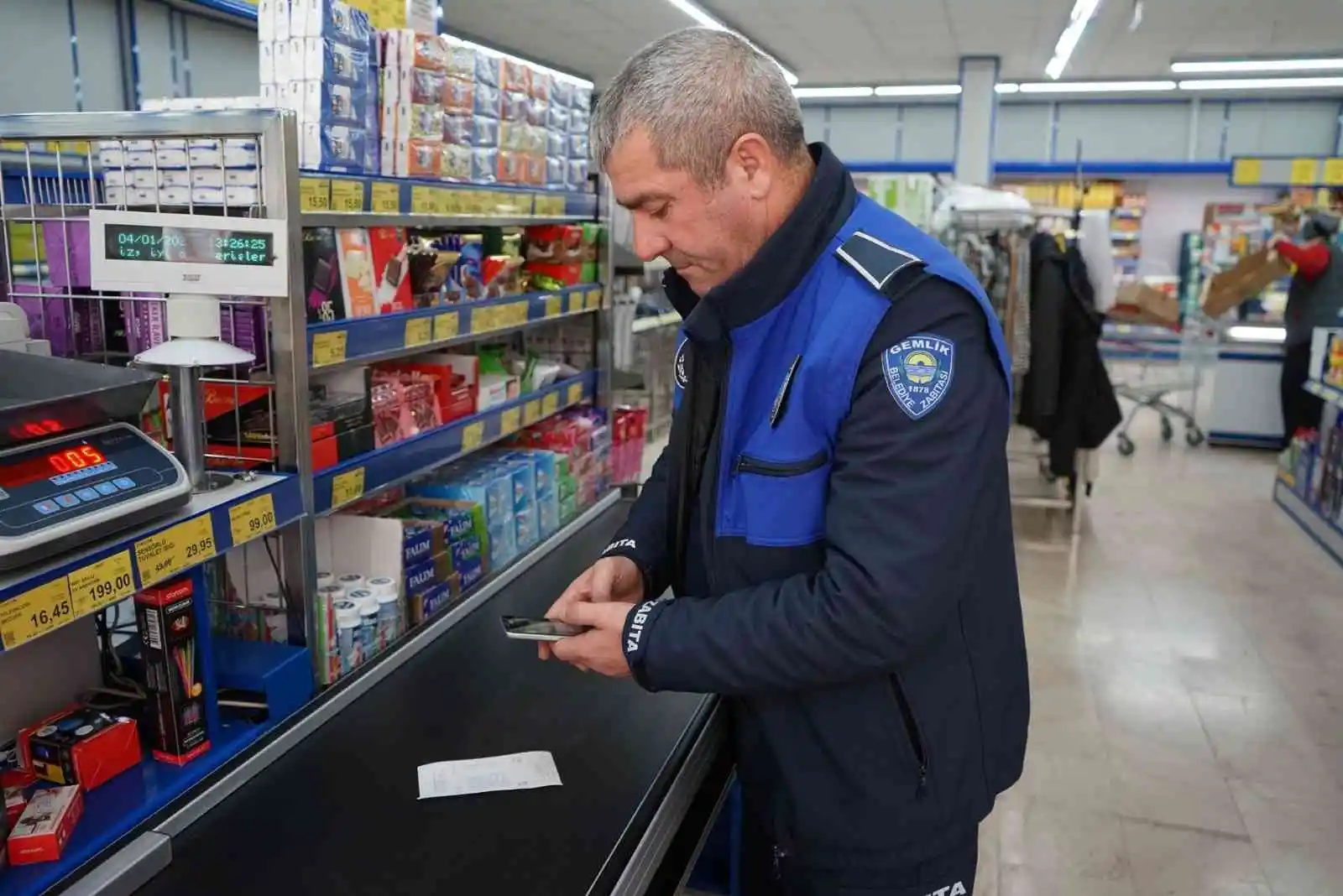 Gemlik’te zabıta market denetiminde
