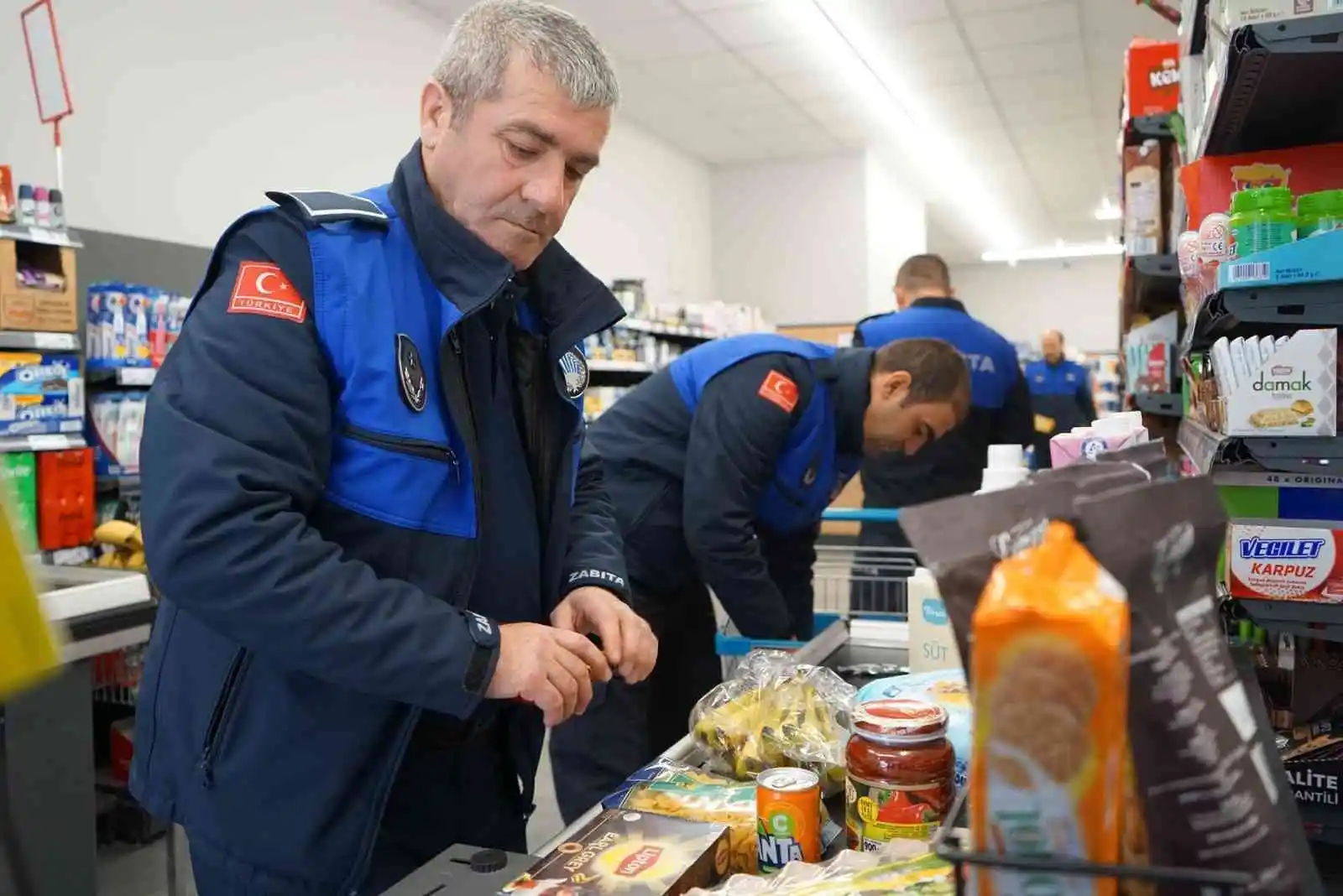 Gemlik’te zabıta market denetiminde