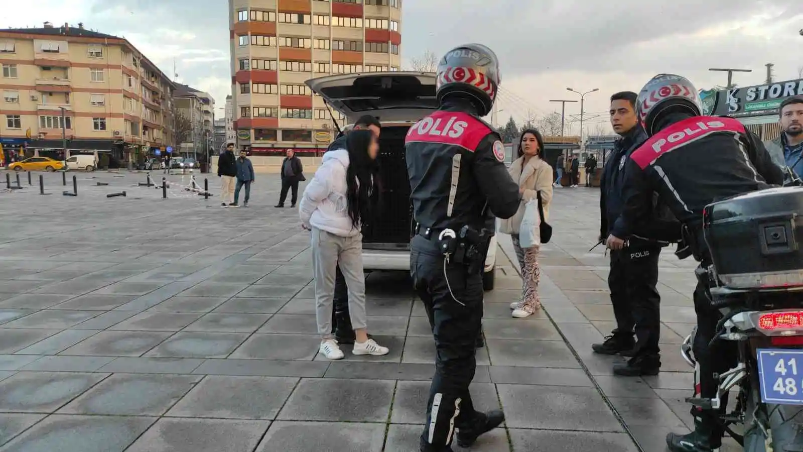 Genç kızların kavgasında kan aktı: 1 yaralı