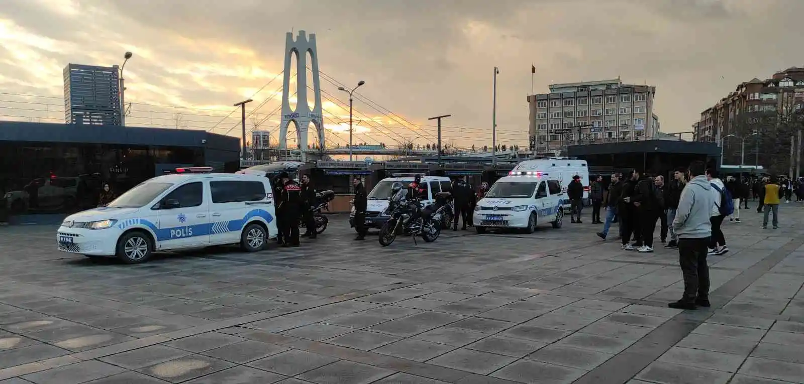 Genç kızların kavgasında kan aktı: 1 yaralı