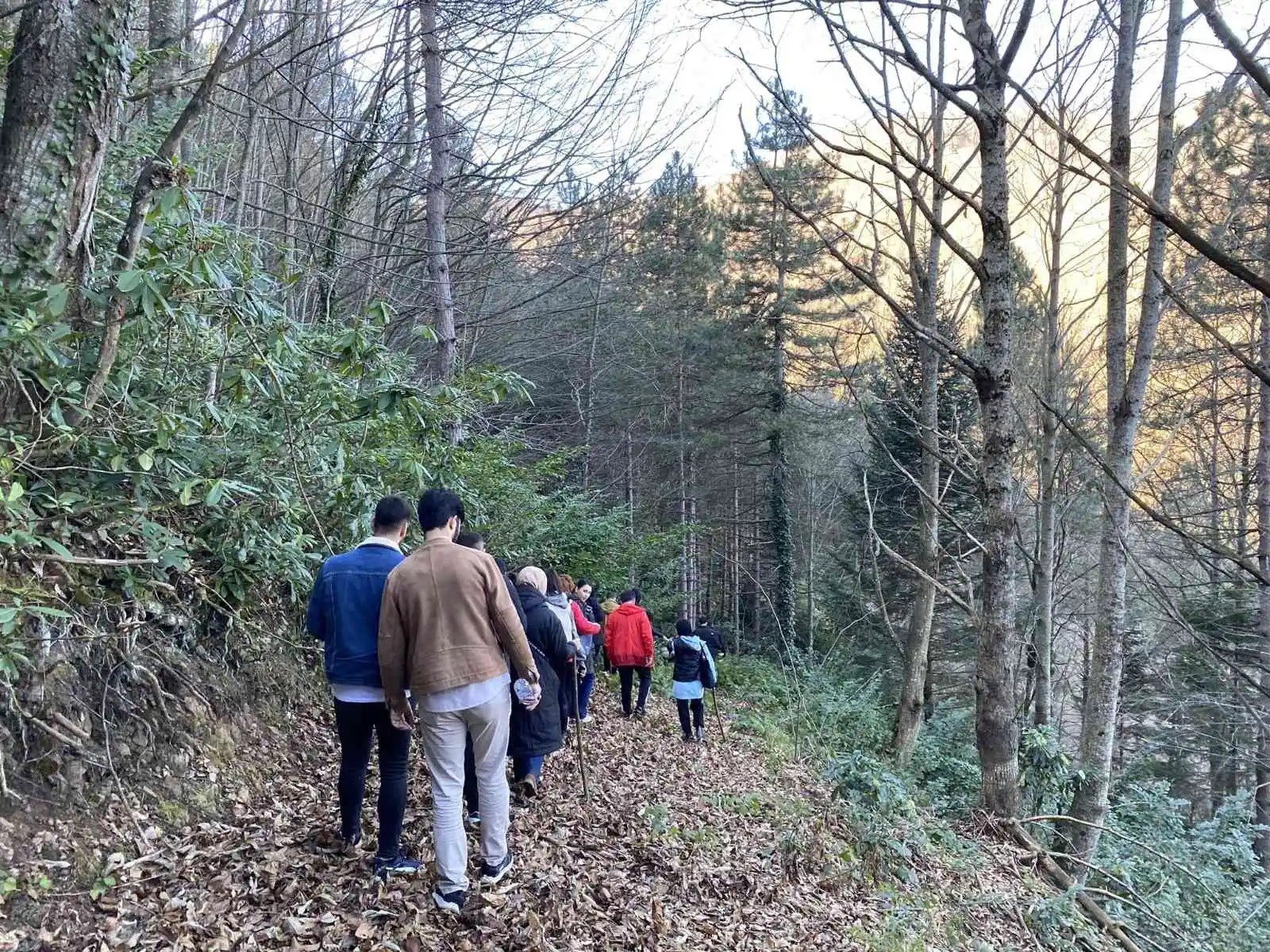 Gençler zinde kalmak için yürüyüşte buluştu