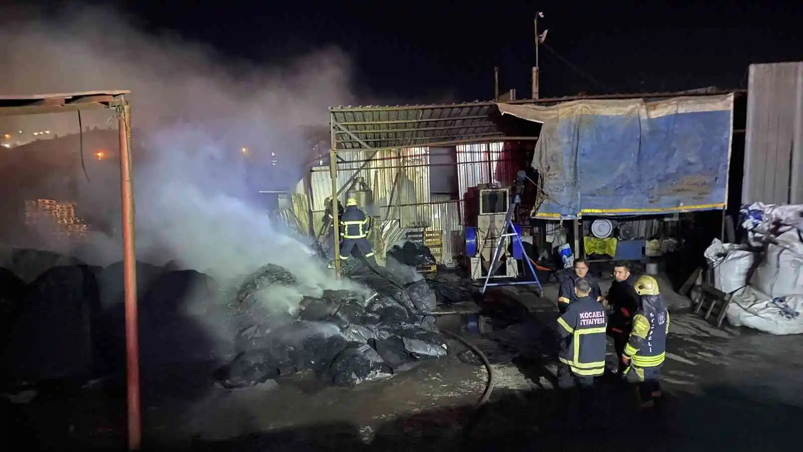 Geri dönüşüm deposu yangını palet imalathanesine sıçradı: İki iş yeri alev alev yandı
