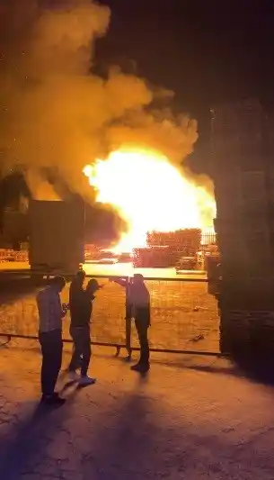 Geri dönüşüm deposunda çıkan yangın palet imalathanesine sıçradı
