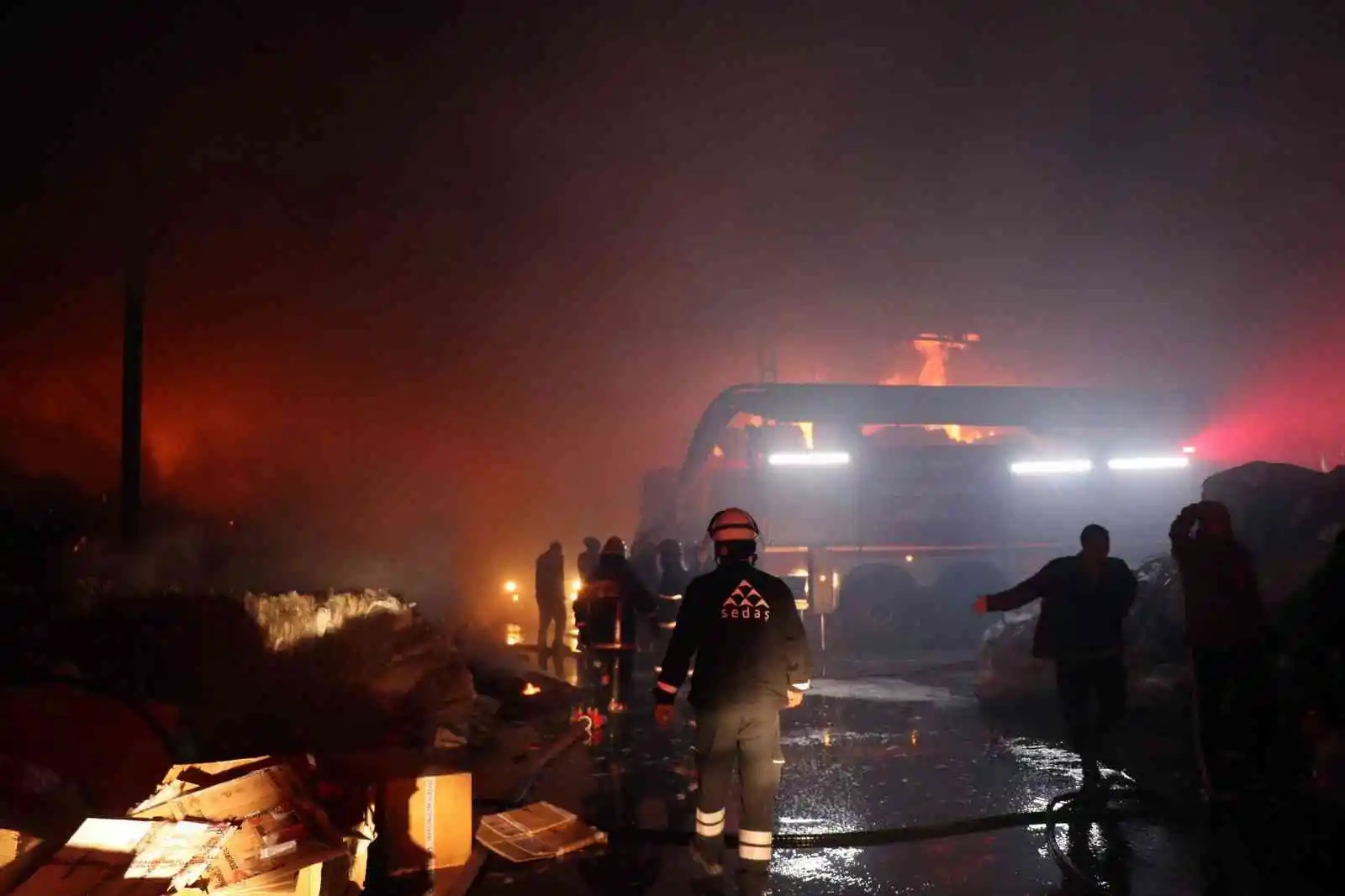 Geri dönüşüm fabrikasında korkutan yangın: 1 itfaiye eri yaralandı