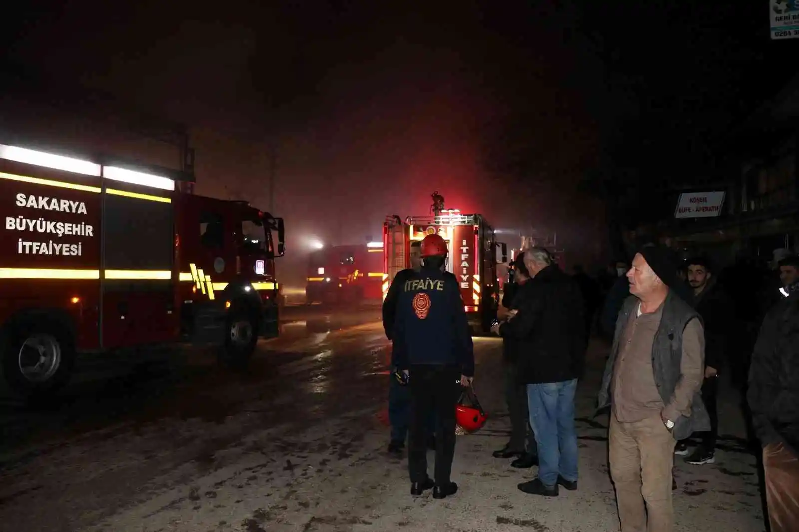 Geri dönüşüm fabrikasında korkutan yangın: 1 itfaiye eri yaralandı