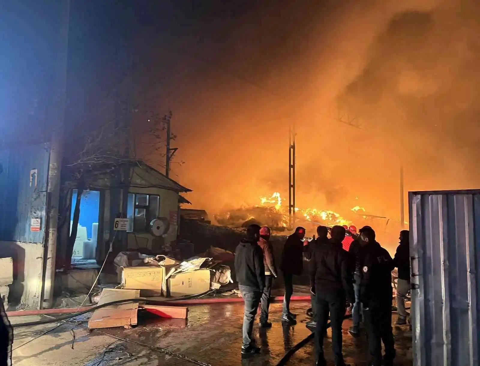Geri dönüşüm fabrikasında korkutan yangın: 1 itfaiye eri yaralandı