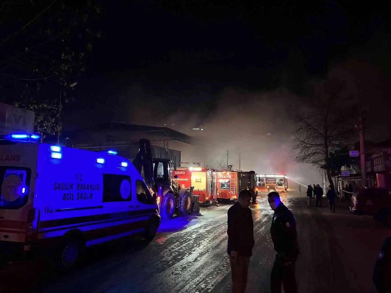 Geri dönüşüm fabrikasında korkutan yangın: 1 itfaiye eri yaralandı