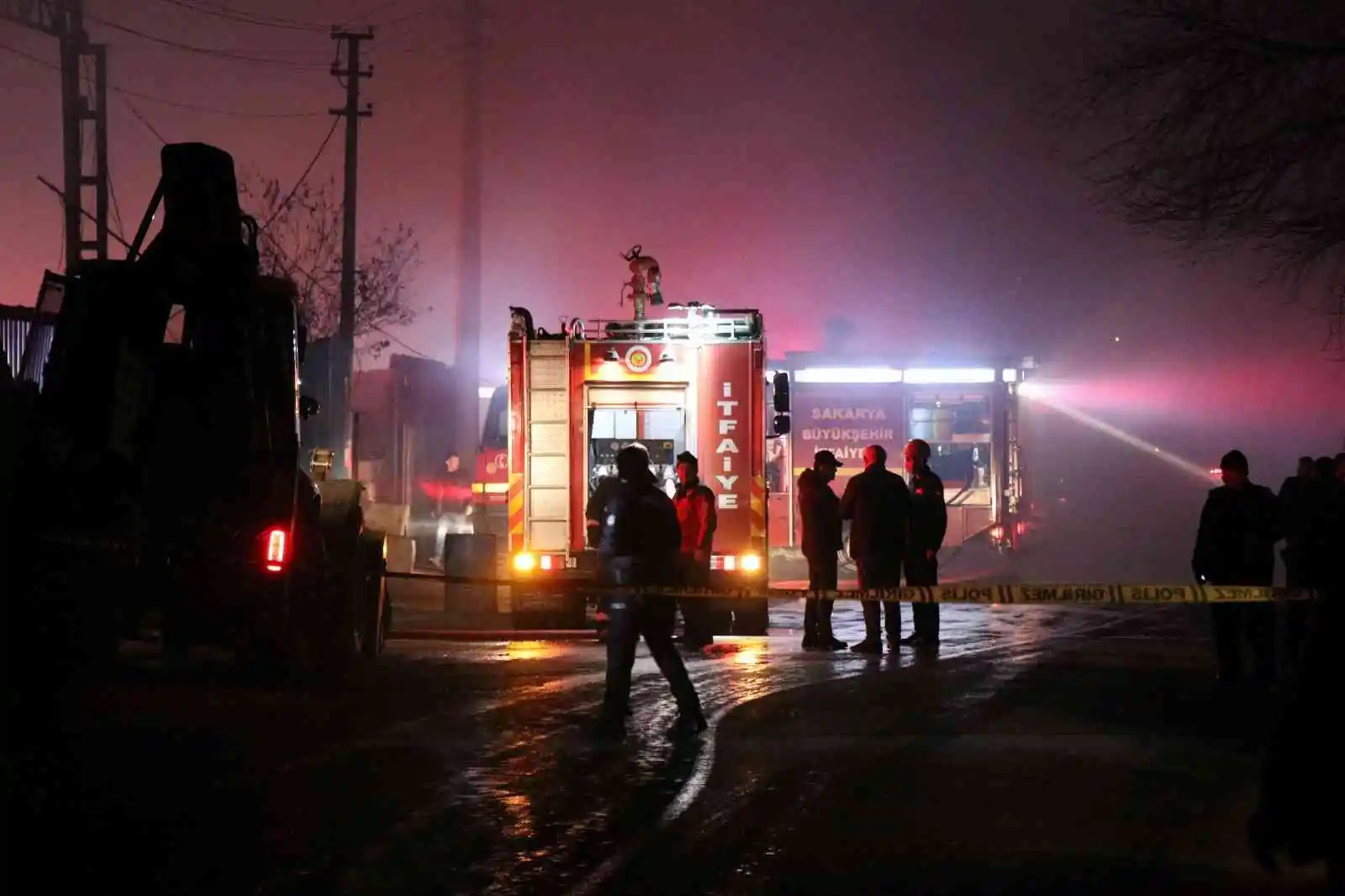 Geri dönüşüm fabrikasında korkutan yangın: 1 itfaiye eri yaralandı